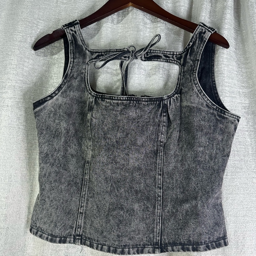 Fashion Nova Black wash denim crop top 
Medium